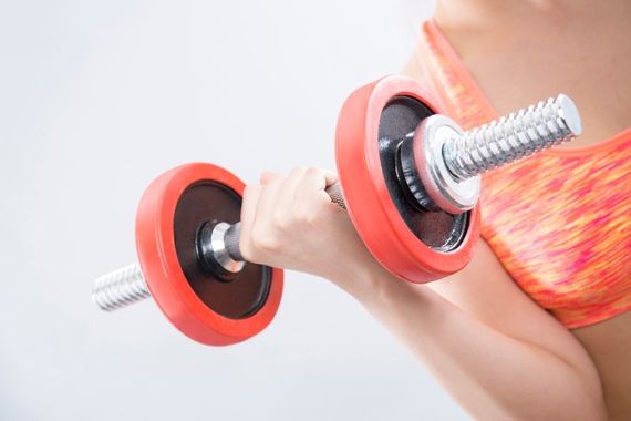 ダンベルを持つ女性