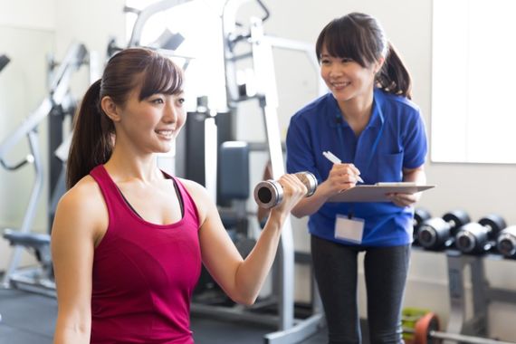 女性のトレーナーとお客様