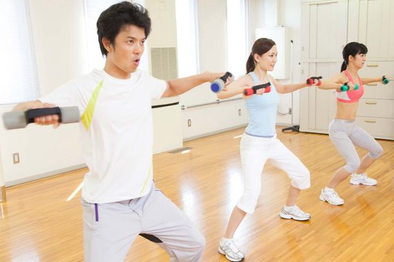 ダンベルを使ってトレーニング