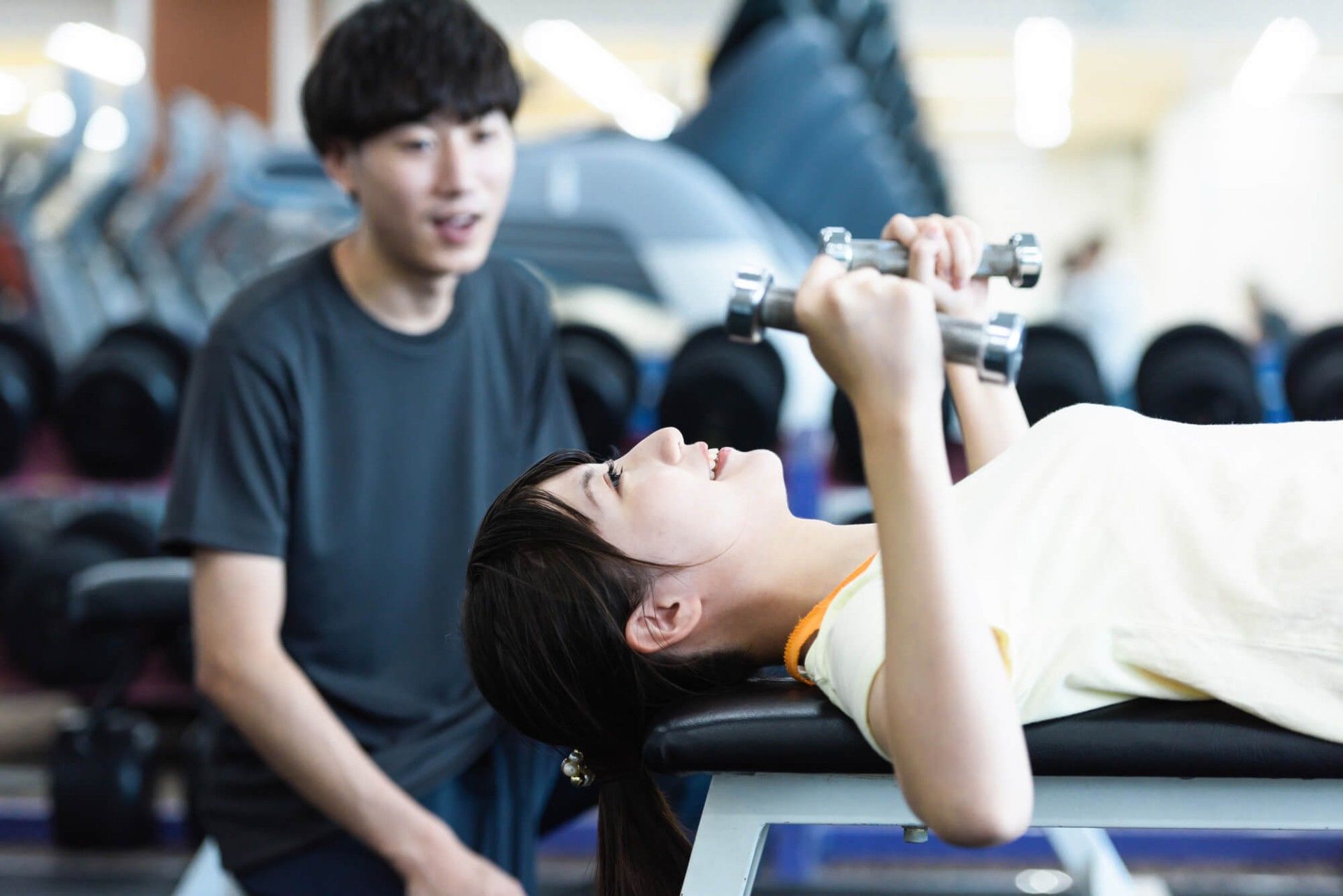 ベンチプレスをする女性